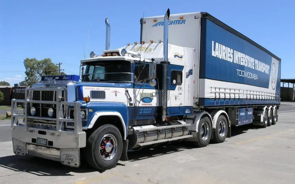 ولې کورني ټرکونه خپل اخراج پایپونه پورته نه په ګوته کوي؟